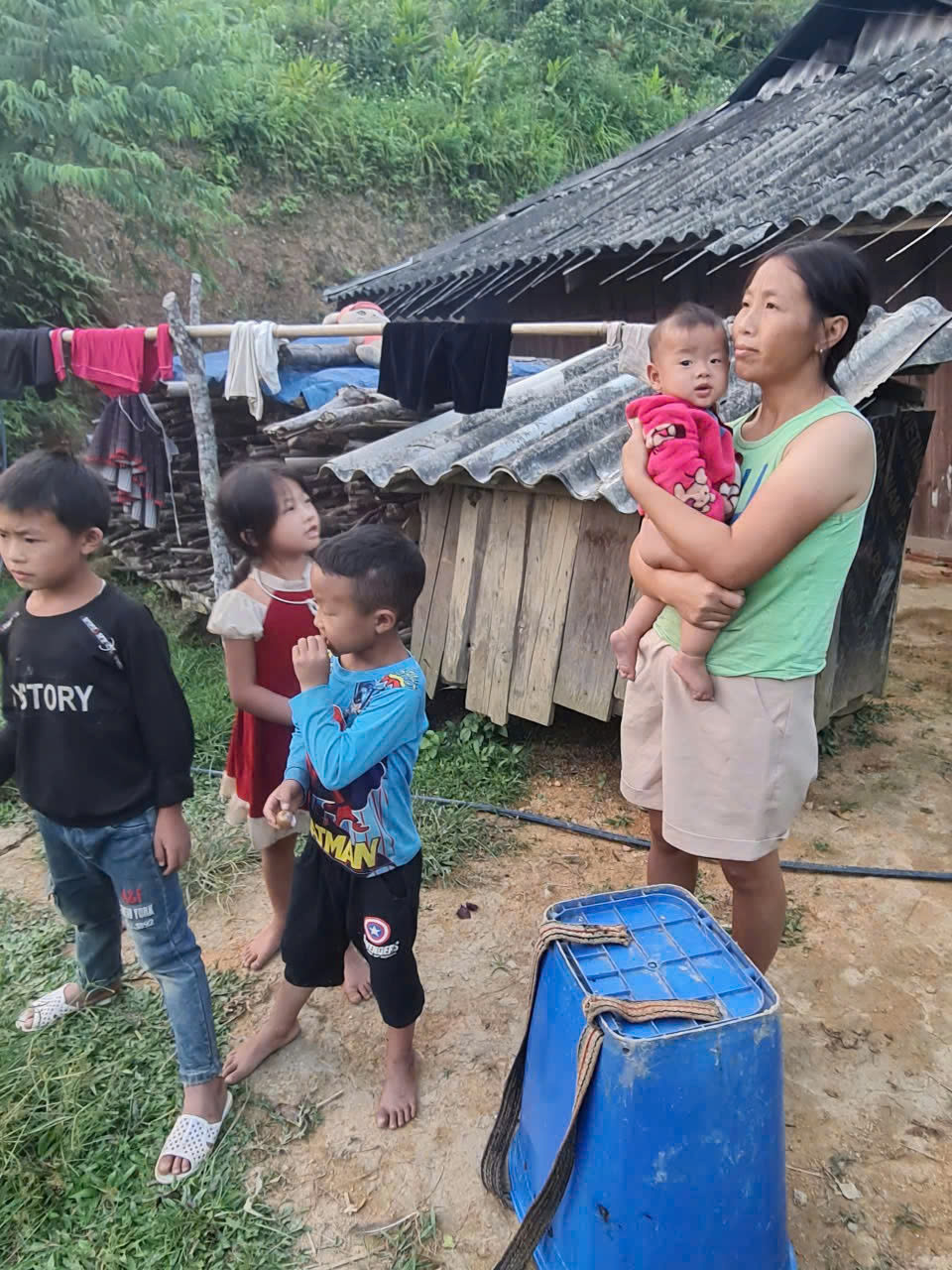 Mẹ và đàn em thơ của Châu Thị Si