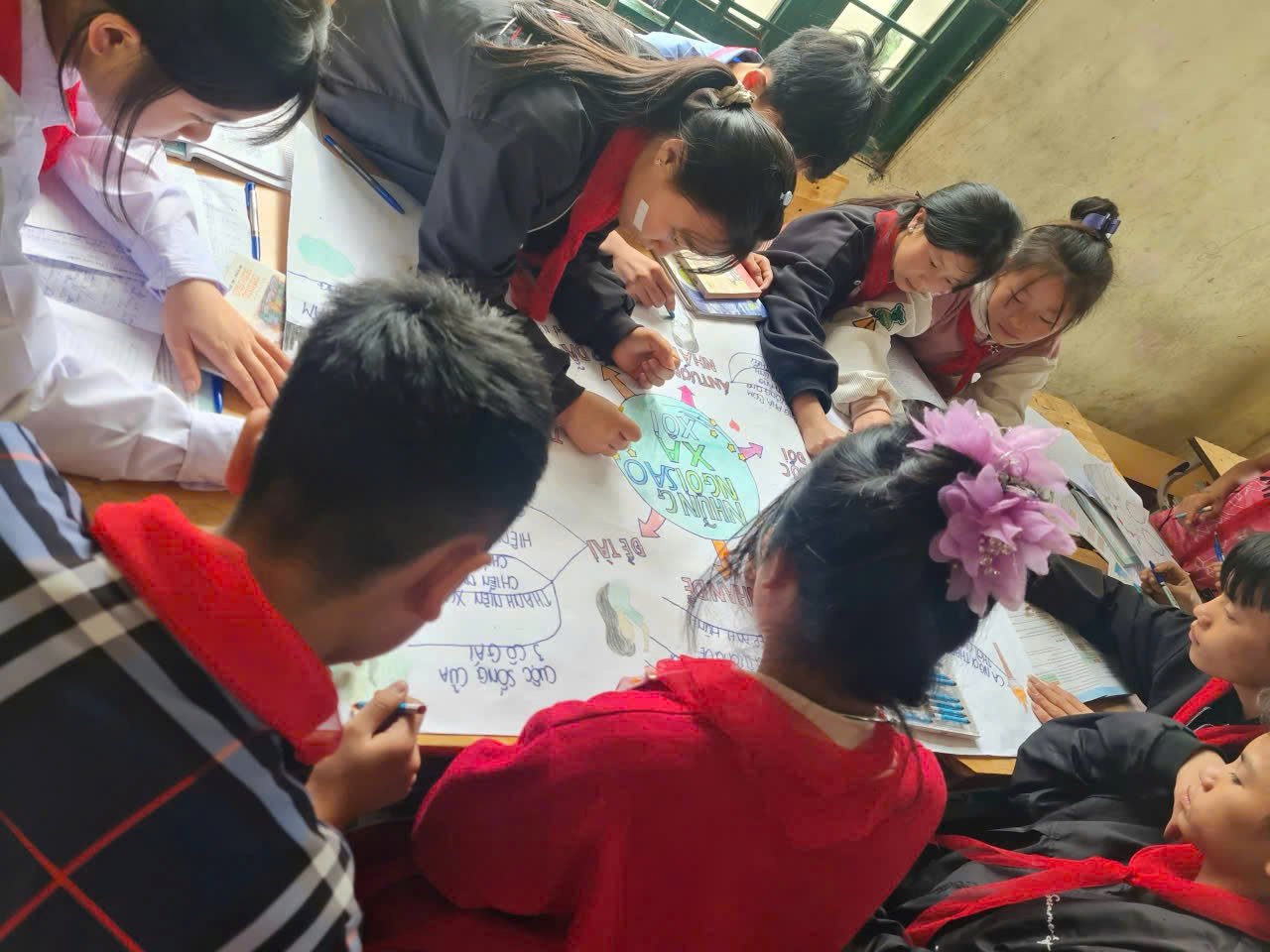 Em Châu Thị Si tham gia hoạt động nhóm cùng các bạn