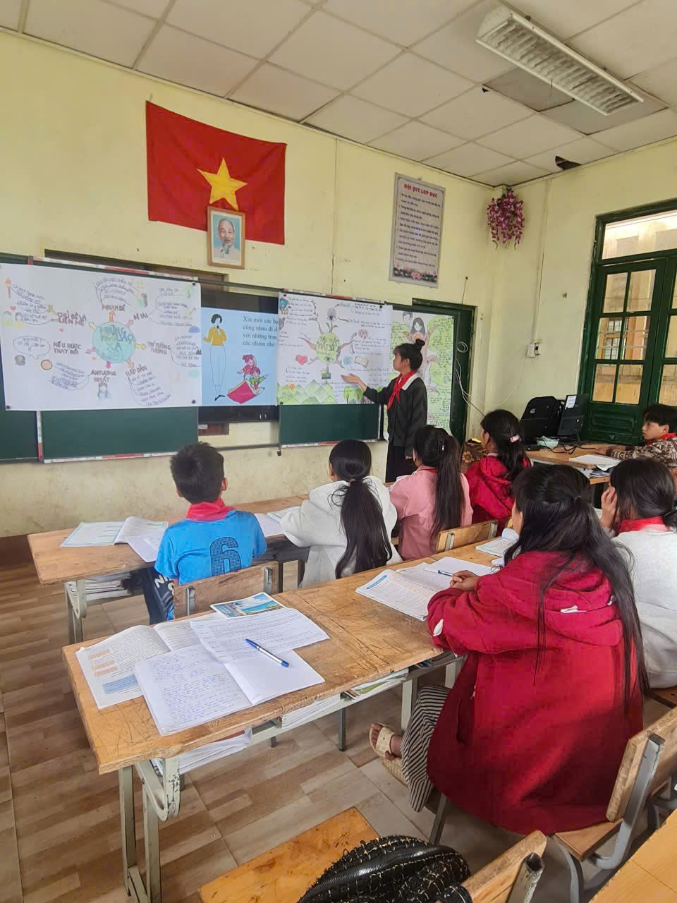Em Châu Thị Si thể hiện kĩ năng trình bày trước lớp